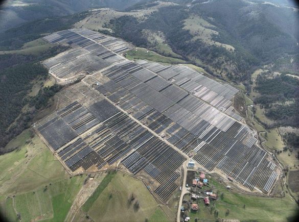Arya Solar arazi tipi güneş enerjisi santrali sahası havadan görünüm