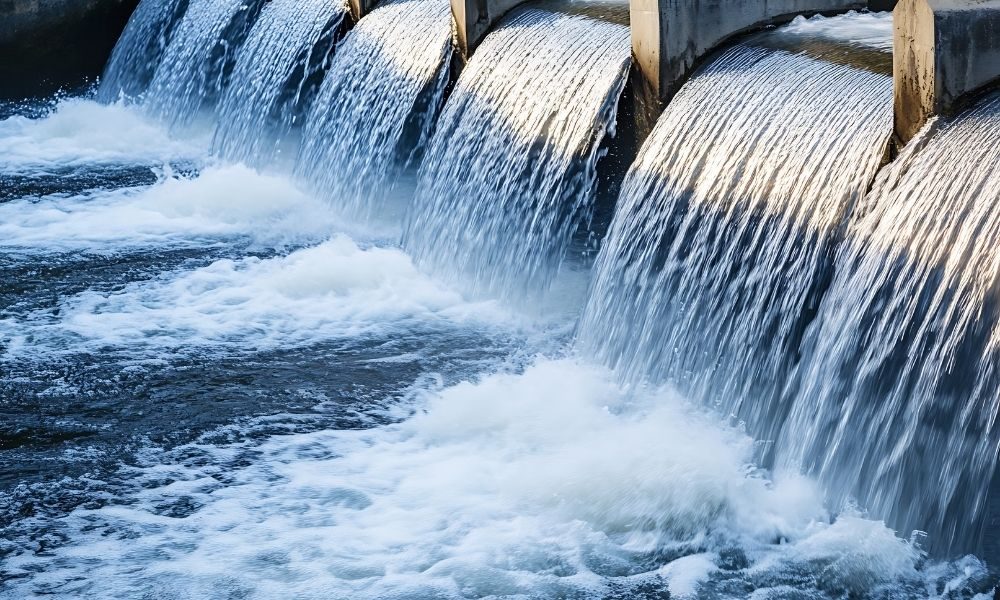 Hidroelektrik santrali savak yapısından akan su